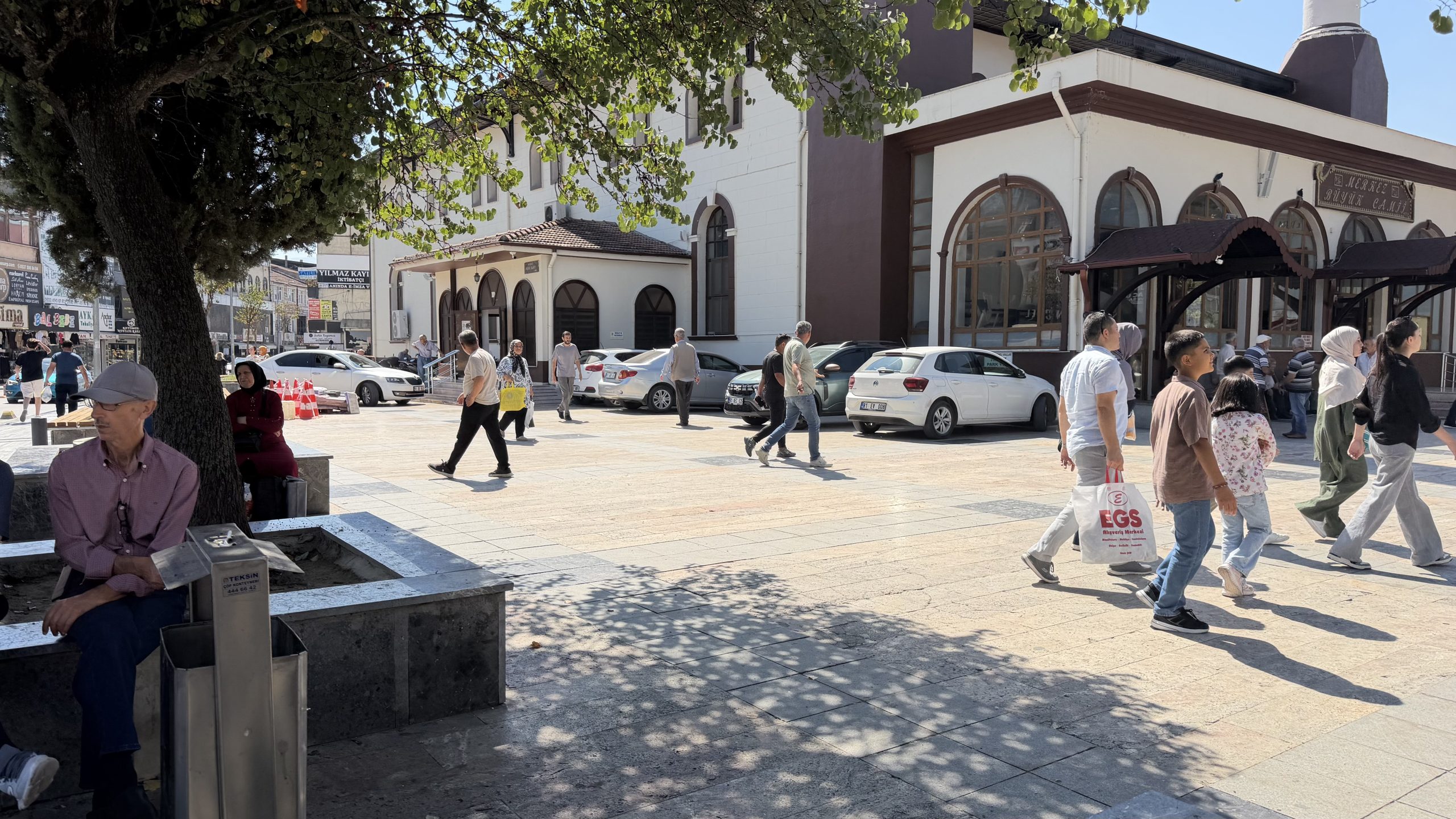 Düzce’de burası cami avlusu mu, otopark mı?