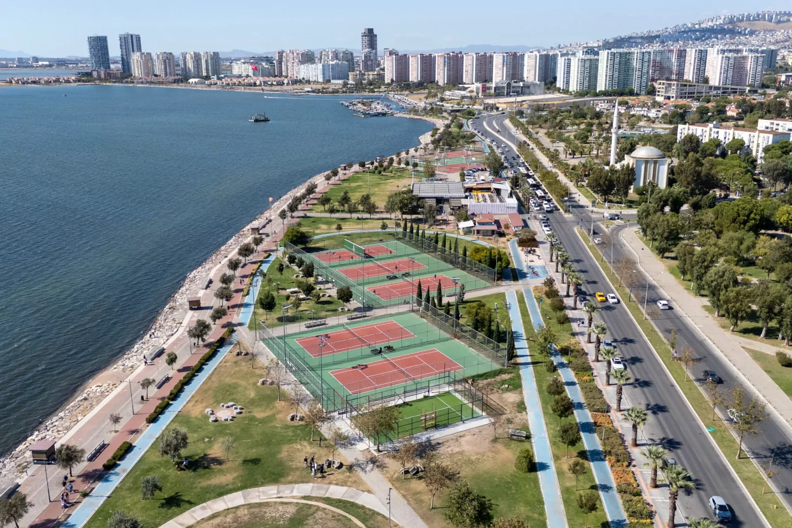 Bostanlı’daki iki padel kortunda sona doğru