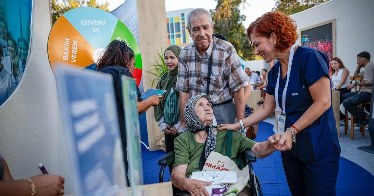 İzmir’de Belediye Sokağı’nın sağlık duraklarına ilgi yoğun