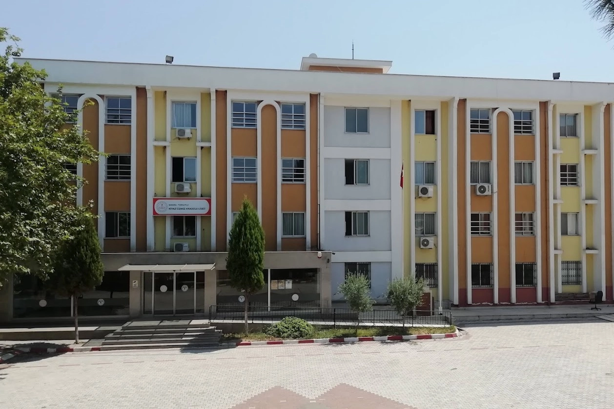 Manisa’da liseye silahlı saldırı!