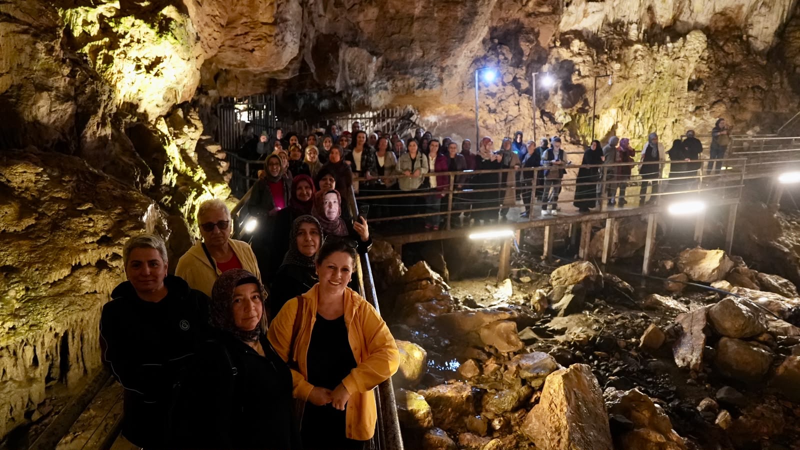Düzce’de 14 mahalleden 300 kadın Sarıkaya Mağarası’nı gezdi