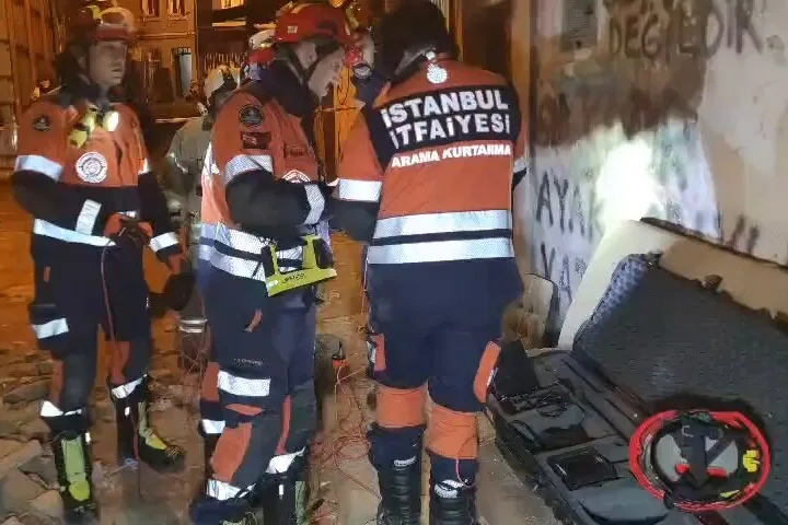 Beyoğlu’nda 5 katlı metruk çöktü! Göçükte kimseye rastlanmadı!
