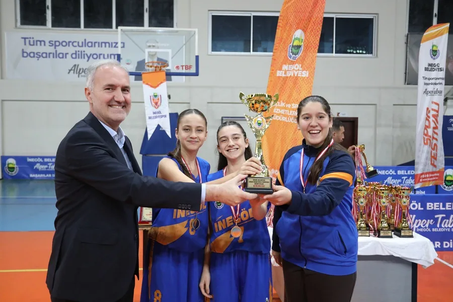 Bursa İnegöl’de sokak basketbolunda şampiyonlar kupalarına kavuştu