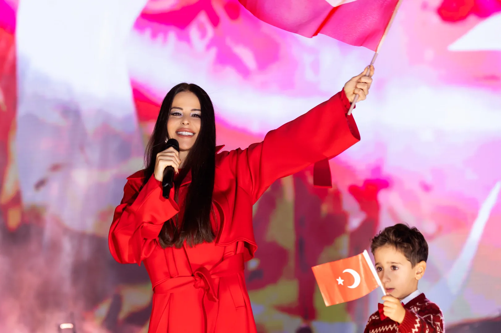 Cumhuriyet’in 103. yılı sahnelerde kutlandı… Simge Yenikapı’da, Murat Dalkılıç Pendik’te sahne aldı