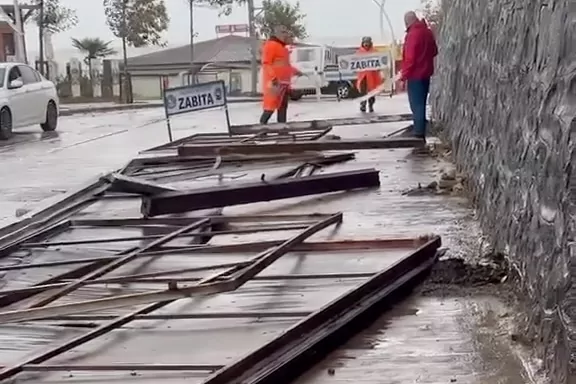 Düzce Akçakoca’da fırtına tabelaları devirdi