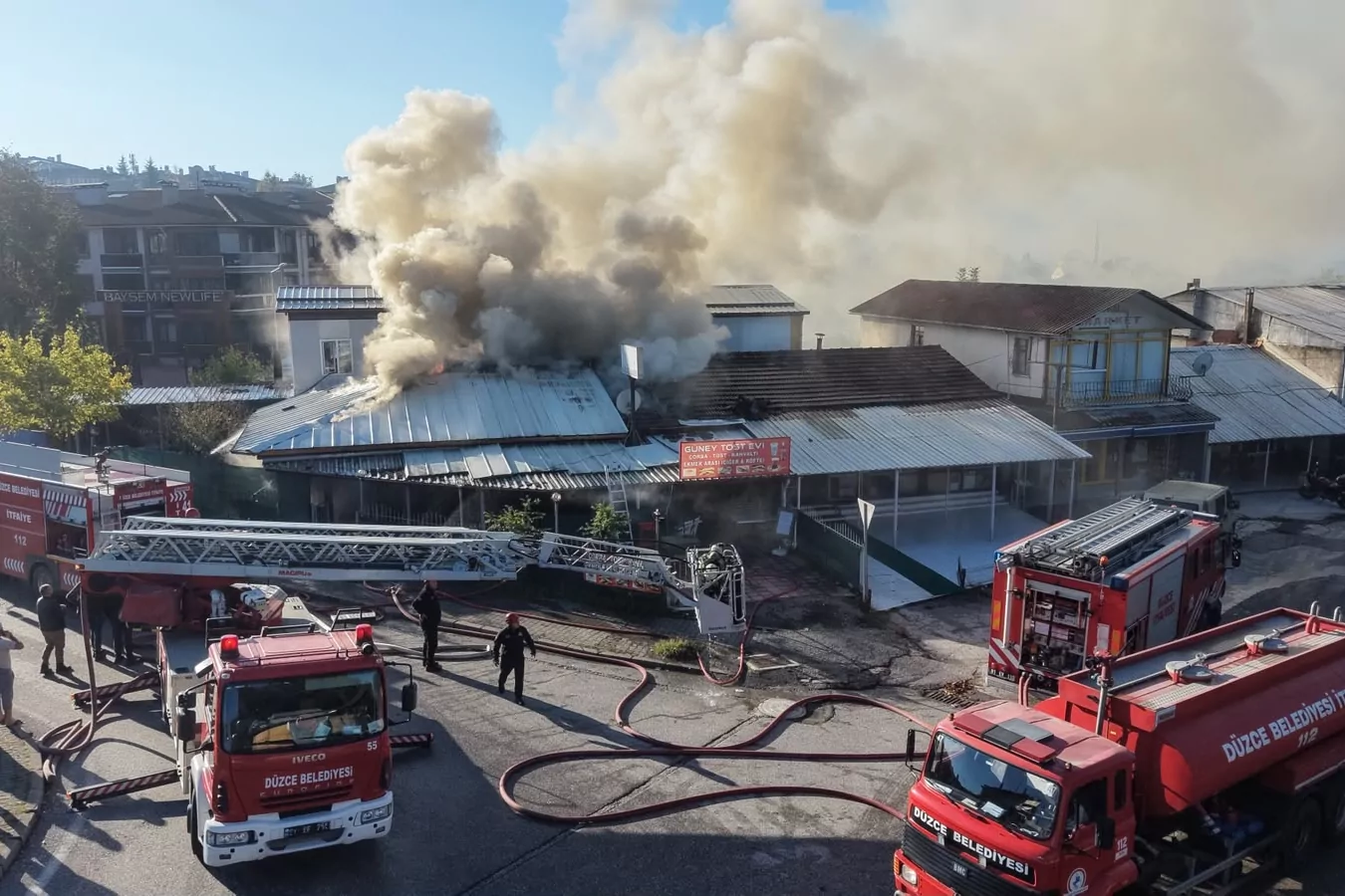 Düzce Bahçeşehir’de çatı yangınına anında müdahale