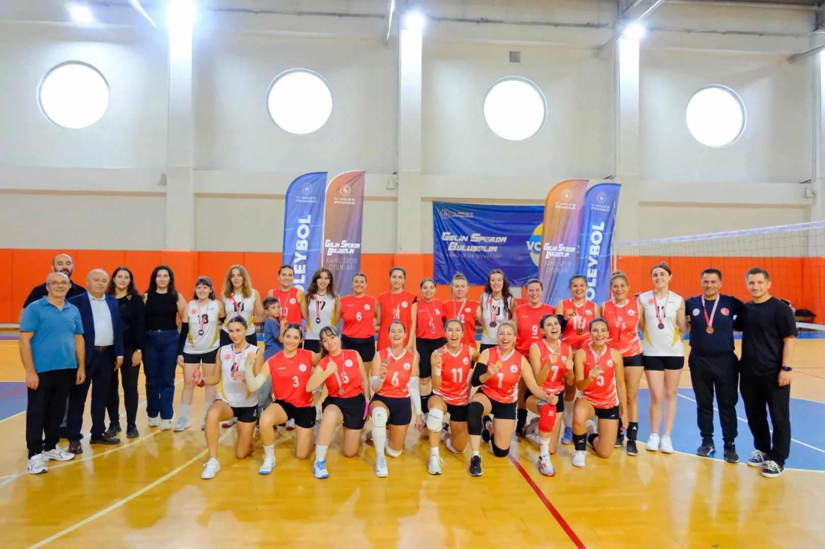 İzmir’de Kadın Voleybol Takımı il şampiyonu oldu