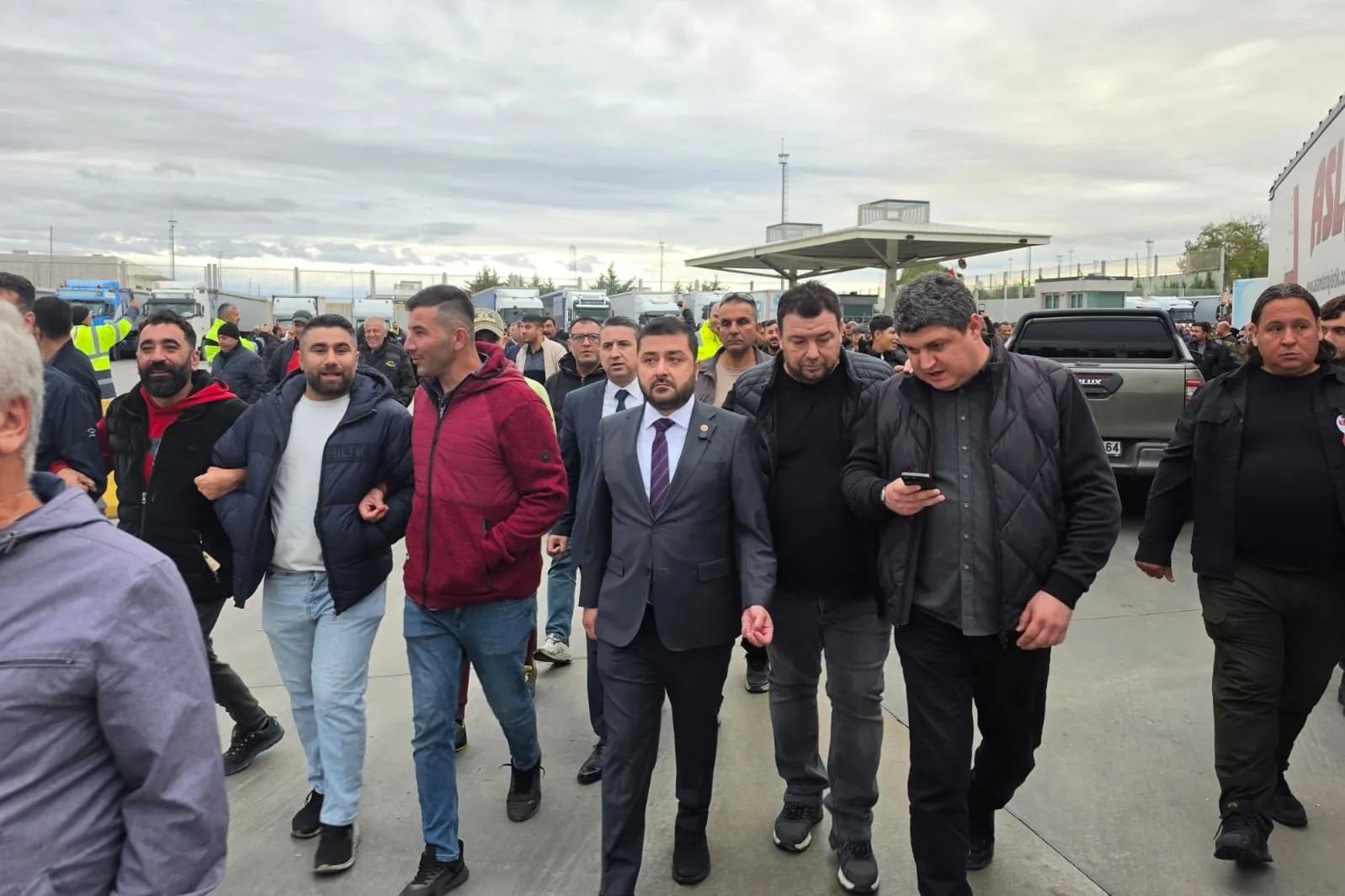 Kapıkule’de tır şoförlerinin vize isyanı! Yazgan’dan hizmet pasaportu çağrısı